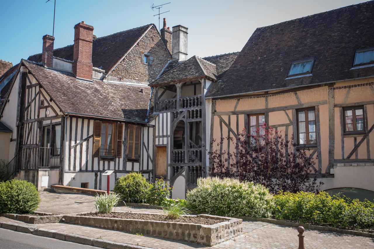 Le Sauvage Hotel Château-Renard Exterior photo